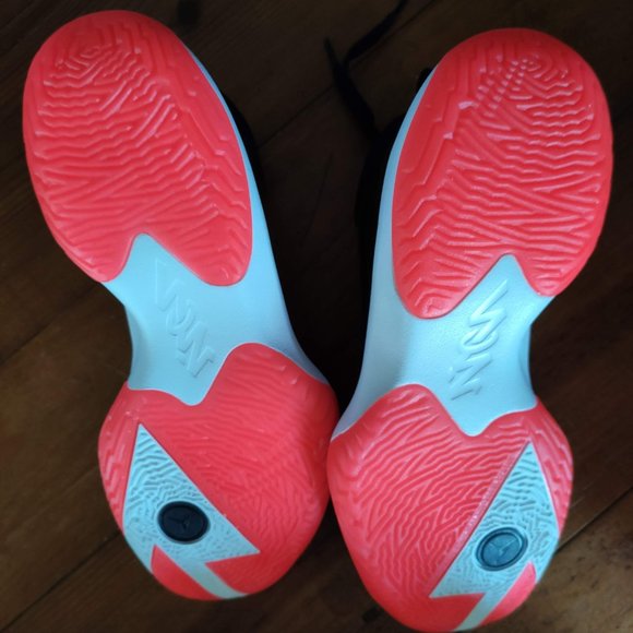 Nike Jordan Zion 1 "Bloodline" Men's Basketball Shoe - Picture 7 of 8